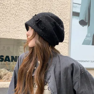 Γυναικείο μαύρο πλεκτό slouchy σκουφί με στρασ, αναπνεύσιμο casual φθινοπωρινό καπέλο.
