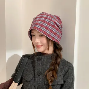 Detalle gorro beanie plisado a cuadros rojos estilo coreano, tejido suave look de otoño.