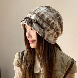 Ethische Batik-Slouchy-Beanie-Mütze für Damen, Vintage-Herbst-Quasten-Mütze Detailansicht.