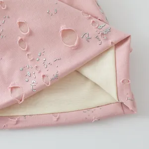 Nahaufnahme der rosa Destroyed Slouchy Strickmütze für Damen im Retro Stil Design