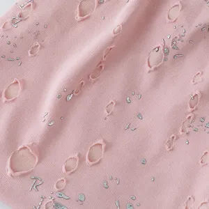 Rosa, distressed Strickmütze Stoffdetail, weiche atmungsaktive Textur mit Metallic-Dekor.