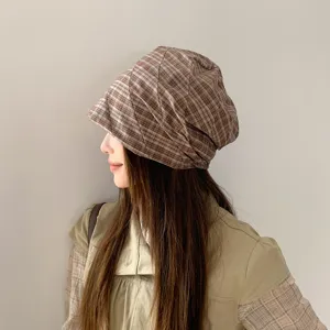 Gorro slouchy de cuadros marrones vista de detalle, gorro de tela plisada suave estilo otoño.