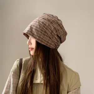 Gorro acolchado a cuadros marrón vista detallada, tocado de moda suave otoño invierno mujer.