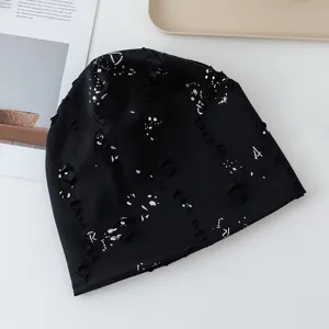 Amerikanische Retro verwaschene schwarze Strickmütze mit stilvollem weißem Print.