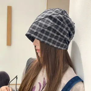 Bonito gorro slouchy plisado a cuadros en blanco y negro, estilo coreano casual para mujer.