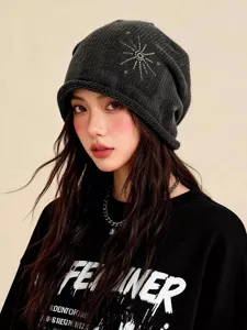 Vue detaillee du bonnet en tricot gris fonce avec motif d'etoile en strass scintillants.
