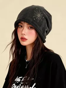 Bonnet slouchy tricoté gris foncé tendance pour femme, chapeau d'hiver chaud avec broderie étoile.