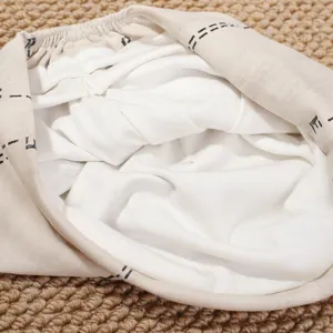 Nahansicht des inneren weichen Beanie-Hutes mit feiner Stofftextur und sauberen Kantenprints.