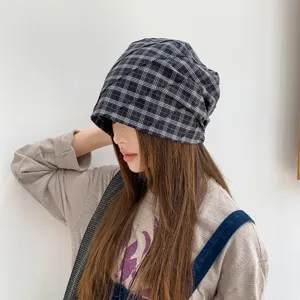 Vista detallada del gorro plisado a cuadros para mujer, estilo retro elegante para otoño.