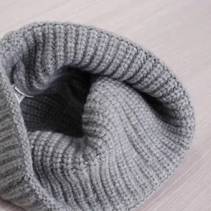 Vue détaillée de l'intérieur du doux bonnet en tricot gris montrant la texture côtelée.