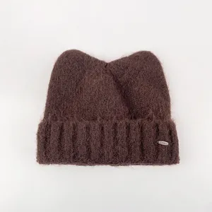 Braune flauschige Katzenohren Strickmütze für Damen, süße warme Pelzmütze mit Metall-Etikett.