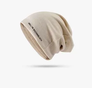 Nahaufnahme des Strick-Beanie-Hutes mit feiner Maschenstruktur und modischem Aufdruck.