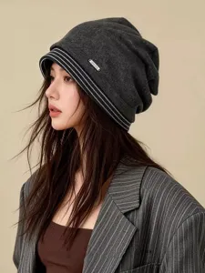 Schicke gestreifte Beanie Mütze für Damen, perfekte Passform für Herbst und Winter.