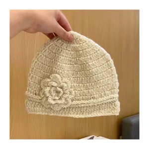 Handgemachte gehäkelte Strickmütze für Damen mit 3D-Blume und Pailletten, elegant und warm.