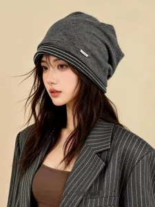 Details der koreanischen grauen gestreiften Beanie, kuschelige Stricktextur mit Metall-Logo.