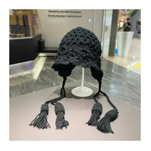 Schwarze Häkelmütze Strickmütze mit Ohrenklappen und langen Quasten für kalte Outdoor-Tage.