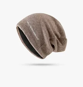 Nahaufnahme der braunen Strick Beanie Mütze mit weichem schwarzem Futter und Aufdruck.