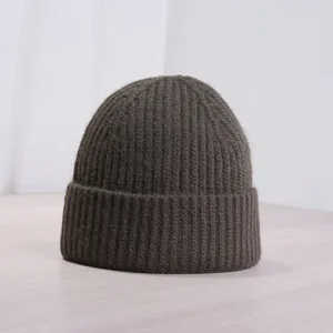 Vue détaillée d'un bonnet en tricot côtelé marron foncé, avec un revers confortable pour l'hiver.