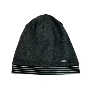 Nahaufnahme der dunkelgrauen Beanie-Mütze mit schwarz-weiß gestreiftem Umschlagrand.