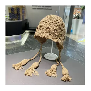 Beige Häkelmütze mit Quasten, Boho Wasteland Stil, warme Ohrenklappen Strickmütze Damen.