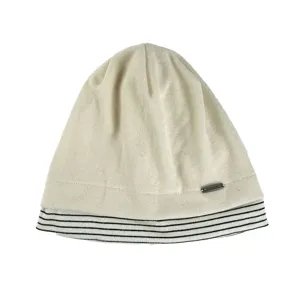 Detailansicht einer beige Strick-Beanie für Damen mit stylischem Ringelsaum und Metall-Logo.