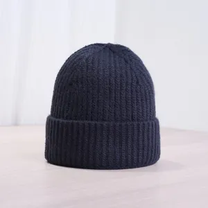 Vue détaillée du bonnet en tricot d'hiver bleu foncé, montrant la texture claire.