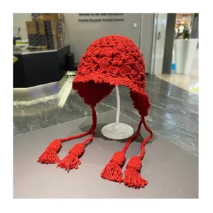 Rote gehäkelte Blumen Mütze mit langen Quasten, handgefertigte Strickmütze für Winter Outdoor Reisen.