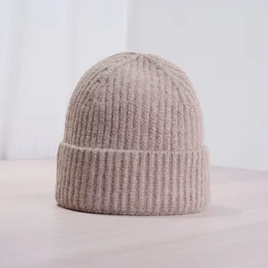 Gros plan sur un bonnet tricoté d'hiver douillet en maille kaki unie vue détaillée.