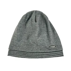Detailansicht der grauen Strick-Slouch-Mütze mit gestreifter Krempe für Damen im Herbst.