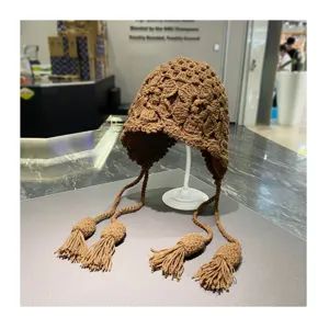 Braune Häkel Quasten Beanie Strickmütze Ohrenklappe Winter warme stylische Kopfbedeckung
