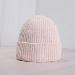 Bonnet en tricot rose avec revers, doux bonnet côtelé d'hiver pour tous les jours.