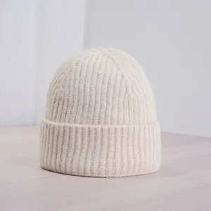 Bonnet en tricot côtelé unicolore, bonnet d'hiver doux et chaud pour une tenue de tous les jours.