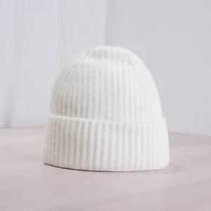 Détail du bonnet en tricot blanc montrant une texture de laine douce, bonnet d'hiver chaud.