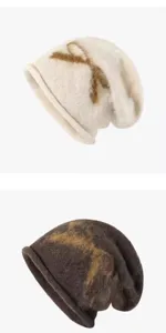Vue détaillée montrant la texture douce en tricot et le motif jacquard nœud du bonnet.