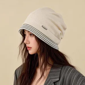 Damen Mütze mit Streifen im koreanischen Stil Strickmütze Herbst Winter Warme Polyester Beanie mit Metallabzeichen Vielseitige Mütze