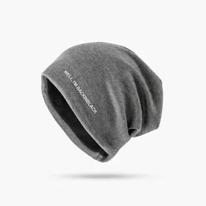 Modische graue Strickmütze für Damen, lockere Winter Beanie Mütze mit coolem Textprint.