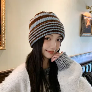 Detailaufnahme der kuscheligen gestreiften Mütze für Damen, weicher Winter Beanie Hut.
