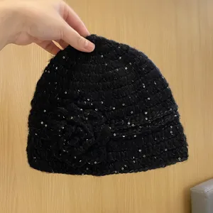 Handgemachte Häkel Pailletten Blumen Strickmütze Damen, elegante warme Winter Mütze Mode.