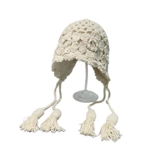 Beige Häkelmütze Strickmütze mit Ohrenklappen und schönen langen Quasten im Winter