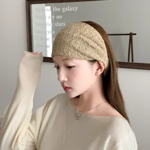 Detailansicht des gestrickten breiten Stirnbands mit atmungsaktiver Mesh-Textur und perfektem Sitz.