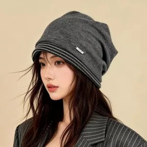 Chice koreanische Slouch Beanie für Damen, dunkelgraue Strickmütze mit Streifen und Metall-Label.