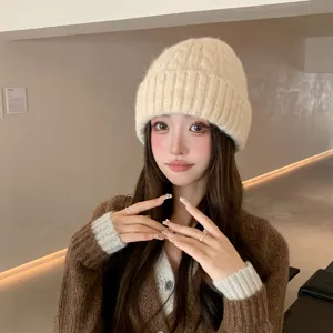 Primer plano detallado del acogedor gorro de punto de invierno en color beis, suave lana.