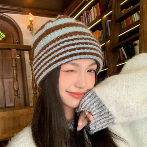 Japanische gestreifte Strickmütze für Damen, gemütliche Wintermütze in Blau und Braun.