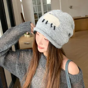 Gemütliche graue Strickmütze mit niedlichem Schaf-Muster, warme Herbst-Winter Wollmütze.