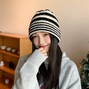 Japanische gestreifte Strickmütze für Damen, gemütliche warme Slouchy Mütze in Schwarz-Weiß.