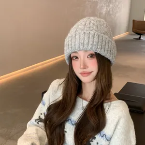 Vista detallada del gorro de punto de invierno acogedor para mujer, sombrero casual liso.