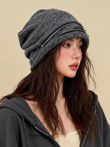 Detailansicht der Damen Strick Oversize Beanie Mütze in Dunkelgrau mit Reißverschluss.