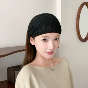 Nahaufnahme eines schwarzen Mesh-Haarbandes, breit und elastisch, ideal für das Gesicht.