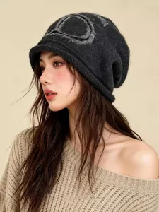 Élégant bonnet ample en tricot pour femme hiver chaud à revers avec design logo chic.