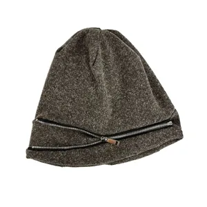 Detailaufnahme der gestrickten Slouchy Mütze mit einzigartigem Reißverschluss, warme Wintermütze.